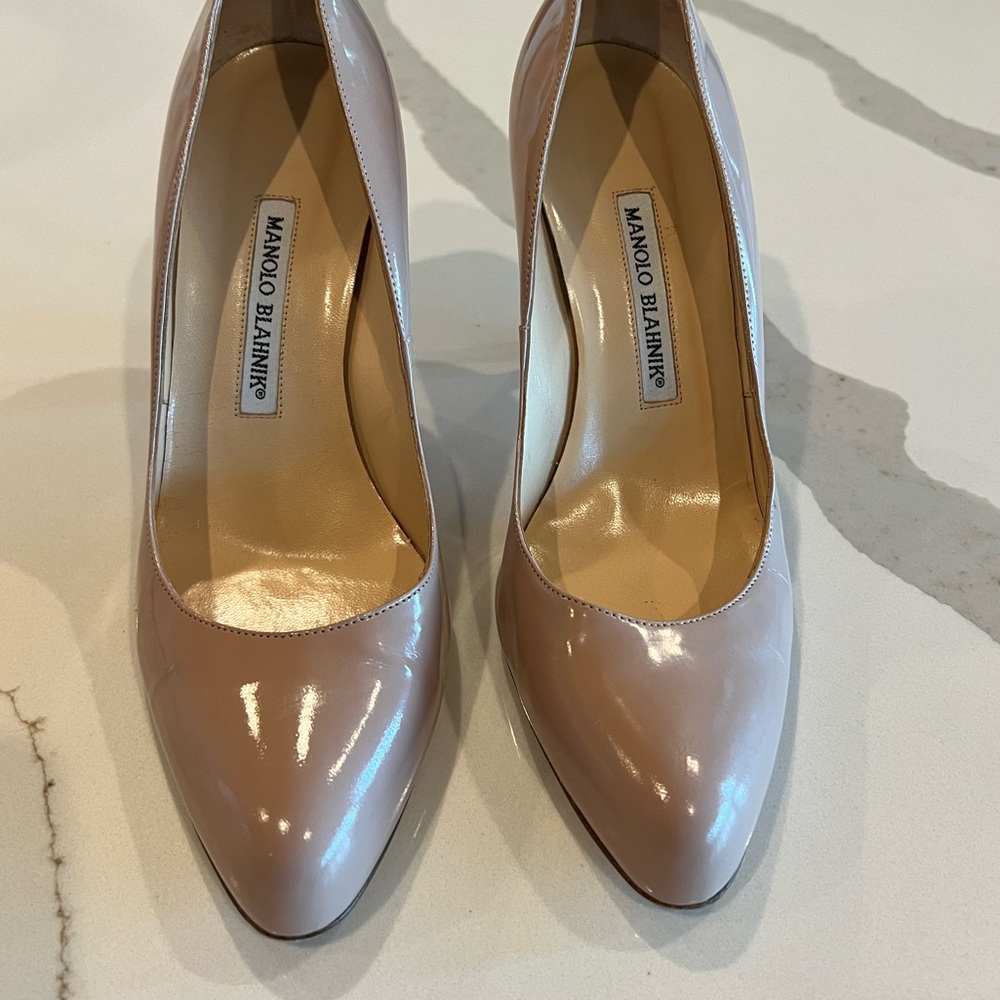 MANOLO BLAHNIK NUDE PUMPS